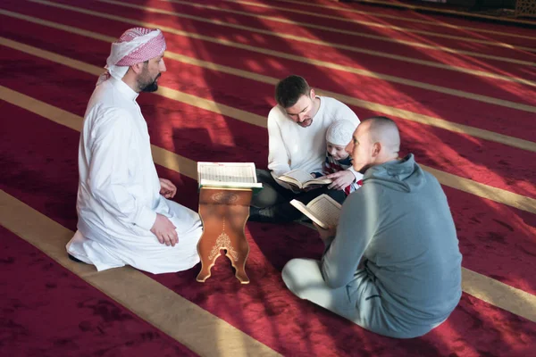 Skupina Mulietnických Náboženských Muslimů Mladí Lidé Modlí Čtení Koránu Společně — Stock fotografie