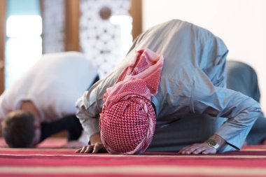 Çok ırklı bir grup genç Müslüman dua ediyor. Müslümanlar camide namaz kılıyor..