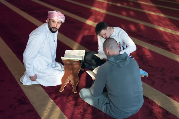 Gruppo Giovani Musulmani Mulietnici Religiosi Che Pregano Leggono Insieme Corano — Foto Stock
