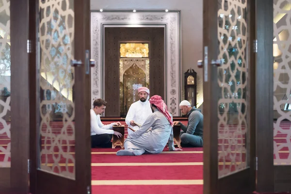 Groep Van Muliethnische Religieuze Moslim Jongeren Bidden Lezen Koran Samen — Stockfoto