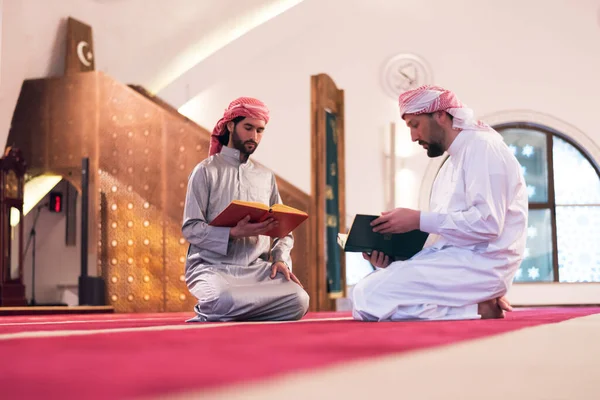 Dva Mulietničtí Náboženští Muslimové Kteří Společně Modlí Čtou Korán Skupina — Stock fotografie