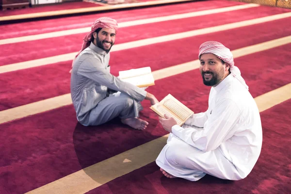 Katır Etnik Dindar Genç Insan Birlikte Kur Okuyup Namaz Kılıyorlar — Stok fotoğraf