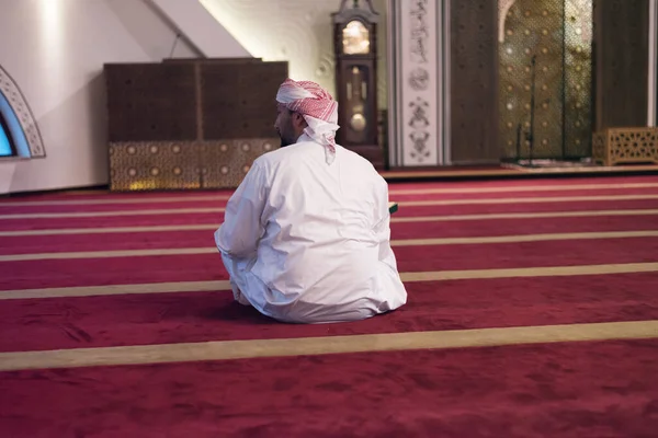 Młody Arabski Muzułmanin Modli Się Robiąc Dzienną Modlitwę Wewnątrz Nowoczesnego — Zdjęcie stockowe