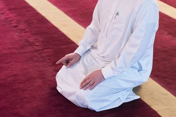 Молодий Мусульманин Молився Молитва Сучасній Прекрасній Мечеті — стокове фото