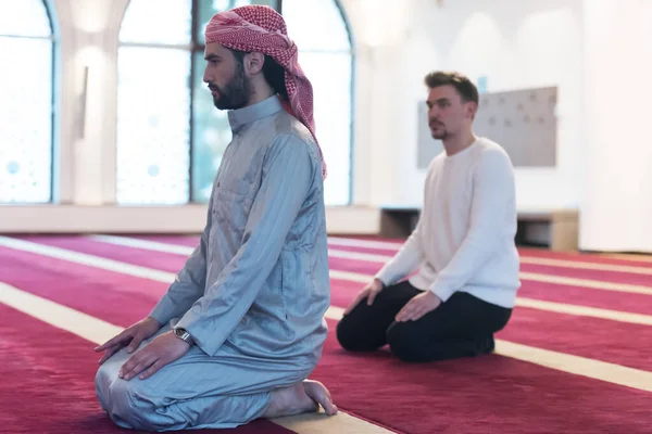 Groupe Jeunes Musulmans Multiethniques Priant Prières Musulmanes Priant Intérieur Mosquée — Photo