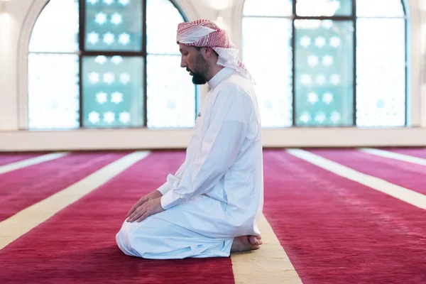 Jovem Árabe Muçulmano Rezando Fazendo Uma Oração Diurna Dentro Bela — Fotografia de Stock