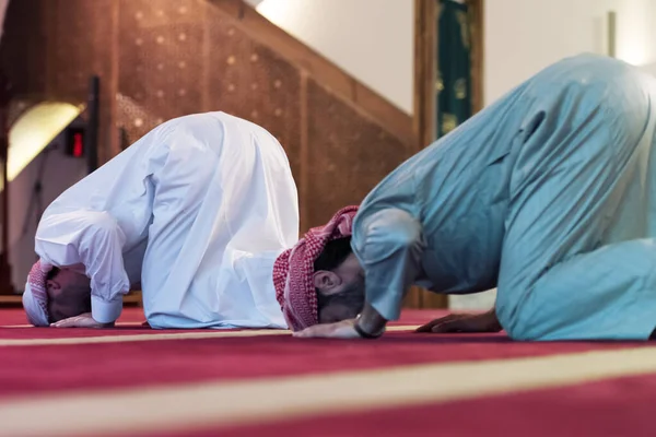 Group Young Multiethnic Muslim People Praying Muslim Prayers Doing Pray — Stock Photo, Image