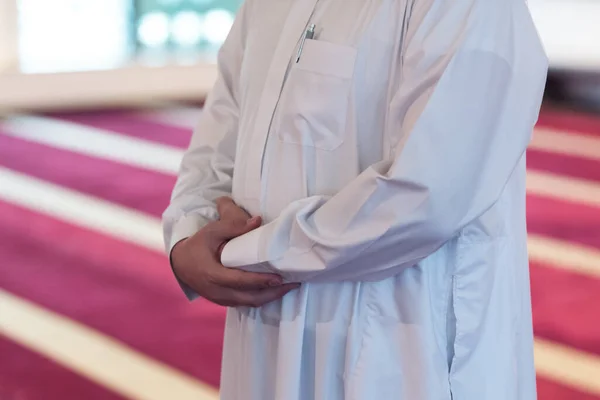 Pemuda Muslim Arab Berdoa Melakukan Doa Dailly Dalam Masjid Modern — Stok Foto