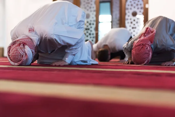 Gruppe Junger Multiethnischer Muslime Beim Beten Muslimische Gebete Der Moschee — Stockfoto