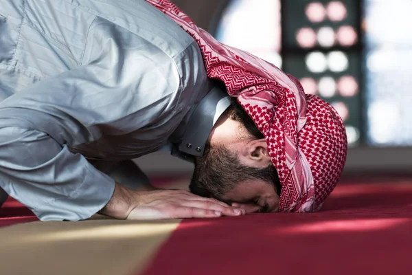 Pemuda Muslim Arab Berdoa Melakukan Doa Dailly Dalam Masjid Modern — Stok Foto