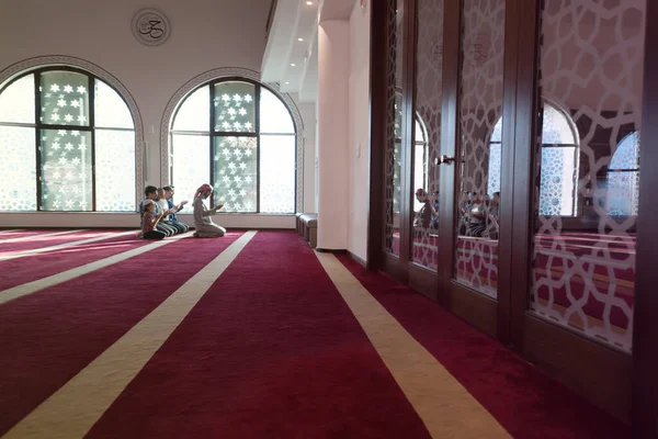 Группа Молодых Многонациональных Мусульман Молится Мусульманские Молитвы Мечети — стоковое фото