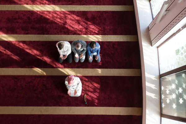 Группа Молодых Многонациональных Мусульман Молится Мусульманские Молитвы Мечети — стоковое фото