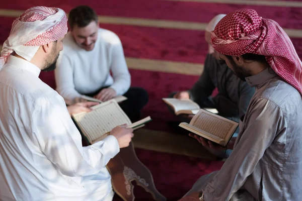 Bir Grup Dindar Müslüman Genç Insan Güzel Modern Camide Kur — Stok fotoğraf