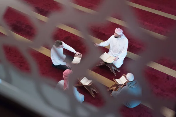 Группа Муфтиятской Религиозной Молодежи Вместе Читает Читает Коран Внутри Красивой — стоковое фото
