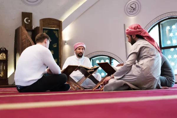 Gruppo Giovani Musulmani Mulietnici Religiosi Che Pregano Leggono Insieme Corano — Foto Stock