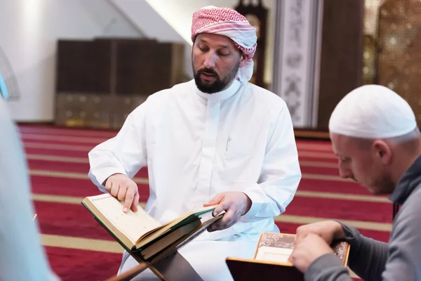 Groupe Jeunes Musulmans Confession Musulmane Qui Prient Lisent Coran Ensemble — Photo
