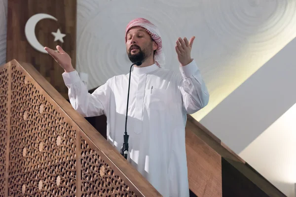 무슬림젊은 아라비아 금요일 모스크에서 기도하는 연설을 이슬람교도 금요일 모스크에 연설을 — 스톡 사진