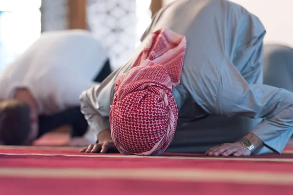 若いイスラム教徒の人々のグループを祈る モスク内での礼拝 — ストック写真