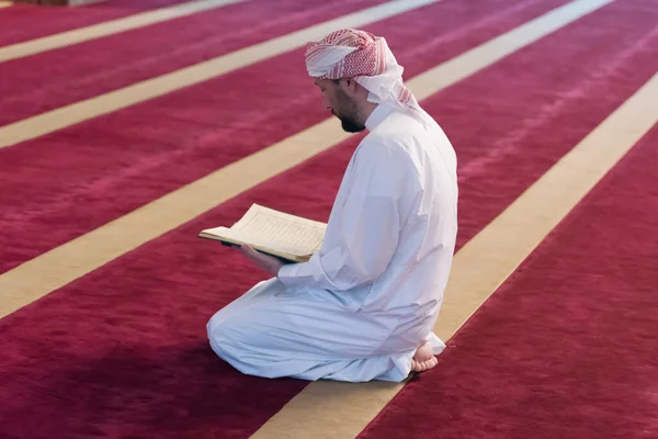 Ifjú Arab Muszlim Férfi Koránt Olvas Imádkozik Vallásos Muszlim Ember — Stock Fotó