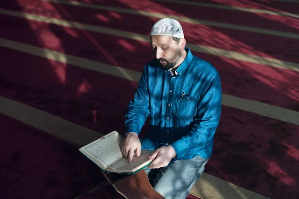 Jovem Árabe Muçulmano Homem Lendo Alcorão Orando Homem Muçulmano Religioso — Fotografia de Stock