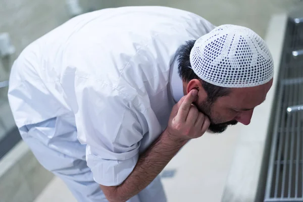 Moslim Man Neemt Ablution Voor Het Gebed Islamitische Religieuze Ritceremonie — Stockfoto