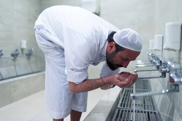 Homem Muçulmano Sofrer Ablução Pela Oração Cerimônia Rito Religioso Islâmico — Fotografia de Stock