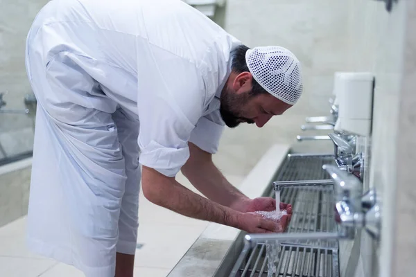 Moslim Man Neemt Ablution Voor Het Gebed Islamitische Religieuze Ritceremonie — Stockfoto