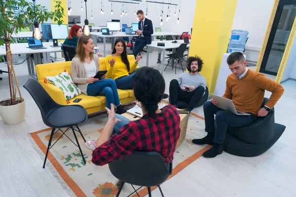 Jóvenes Creativos Multirraciales Oficina Moderna Grupo Jóvenes Empresarios Están Trabajando — Foto de Stock