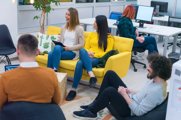 Jóvenes Creativos Multirraciales Oficina Moderna Grupo Jóvenes Empresarios Están Trabajando — Foto de Stock