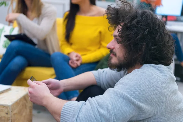 Multiraciální Mladí Tvůrčí Lidé Moderní Kanceláři Skupina Mladých Podnikatelů Spolupracuje — Stock fotografie