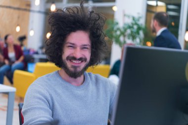 Yaratıcılık alanında çalışan genç bir adam. Modern çalışma alanının içinde yeni yaratıcı dijital projeler üzerinde çalışıyoruz..