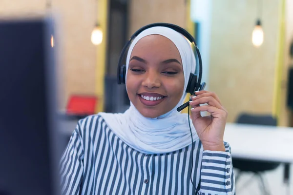 Afrikaanse Moslim Vrouw Met Hijab Sjaal Klant Vertegenwoordiger Zakelijke Vrouw — Stockfoto