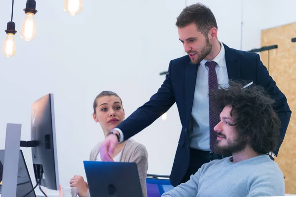 Grupo Trabajo Que Discute Ideas Para Compartir Opiniones Proyectos Mientras — Foto de Stock