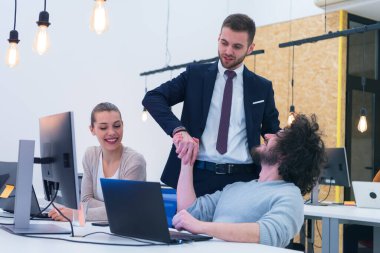 Çalışma grubu proje paylaşımı hakkında fikir alışverişinde bulunurken aynı zamanda iş planlarını dizüstü bilgisayardan kontrol ediyor, kadın web tasarımcısı da iş yerinde netbook kullanarak patronluk yapıyor.