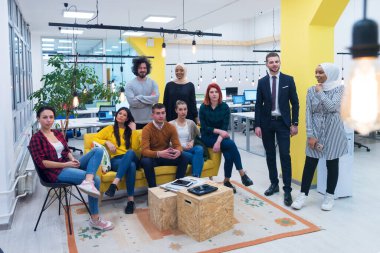 Ekonomi alanındaki bir grup genç uzmanın beyin fırtınası. Dünya ekonomisindeki olası bir düşüşü yaratıcı modern ofislerinde kameraya bakarak tartışırlar..