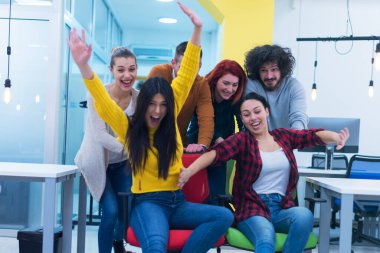 Yaratıcı ofis çalışanları, ofis içi işleri sırasında birbirleriyle şakalaşmak için birlikte çalışırlar. başarılar ve rekabet iş konsepti