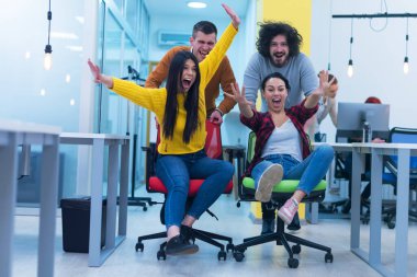 Yaratıcı ofis çalışanları, ofis içi işleri sırasında birbirleriyle şakalaşmak için birlikte çalışırlar. başarılar ve rekabet iş konsepti
