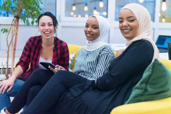 Groupe Diversifié Jeunes Femmes Affaires Multiethniques Travaillant Équipe Deux Collaborateurs — Photo