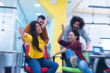 Yaratıcı ofis çalışanları, ofis içi işleri sırasında birbirleriyle şakalaşmak için birlikte çalışırlar. başarılar ve rekabet iş konsepti