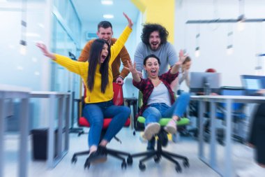 Yaratıcı ofis çalışanları, ofis içi işleri sırasında birbirleriyle şakalaşmak için birlikte çalışırlar. başarılar ve rekabet iş konsepti