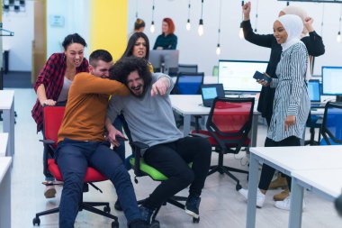 Yaratıcı ofis çalışanları, ofis içi işleri sırasında birbirleriyle şakalaşmak için birlikte çalışırlar. başarılar ve rekabet iş konsepti