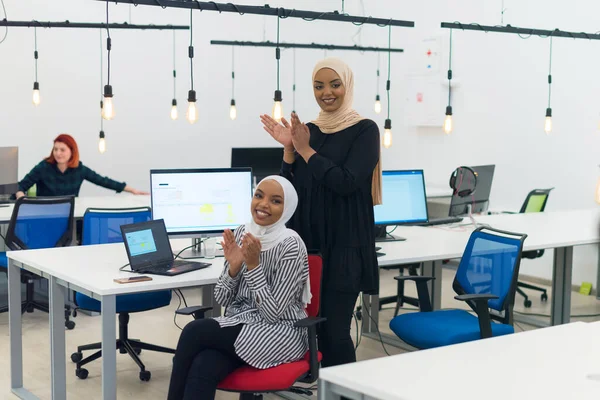 两个快乐而自信的穆斯林非洲头巾女商人欢呼着 微笑着 成功和成就的理念 — 图库照片