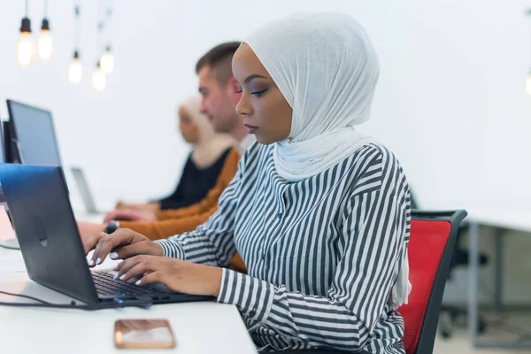 年轻的穆斯林非洲裔美国女商人在工作中担任领导 团队精神和多族裔概念 在她的办公室工作的成功的商界领袖 — 图库照片