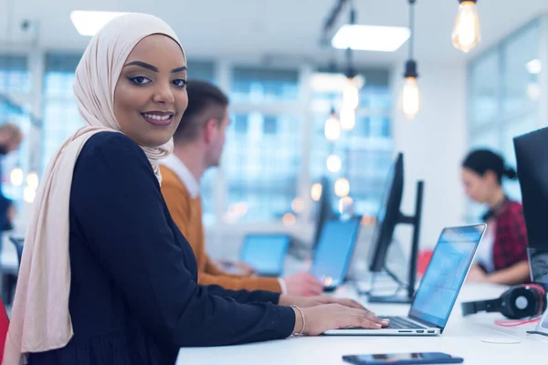 Jonge Moslim Afro Amerikaanse Zakenvrouw Als Leider Aan Het Werk — Stockfoto