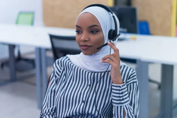 アフリカのイスラム教徒の女性とともにヒジャーブスカーフ顧客代表ビジネス女性携帯電話のヘッドセット現代の明るいコールセンターで顧客とオンラインで支援し サポート — ストック写真