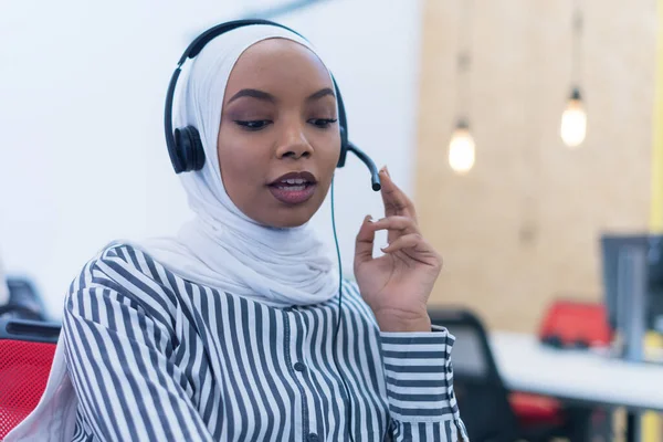 Afrikaanse Moslim Vrouw Met Hijab Sjaal Klant Vertegenwoordiger Zakelijke Vrouw — Stockfoto