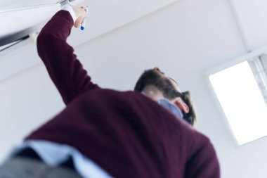 Genç Türk ekonomi öğrencisi şirketin yıllık mali rapor dengesini analiz ediyor ve test için hazırlık yapıyor. Ekonomi ve eğitim kavramları. pazar, ofis, para ve vergi.