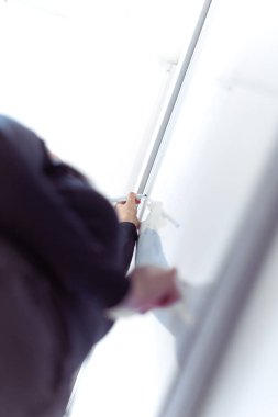 Genç Türk ekonomi öğrencisi şirketin yıllık mali rapor dengesini analiz ediyor ve test için hazırlık yapıyor. Ekonomi ve eğitim kavramları. pazar, ofis, para ve vergi.