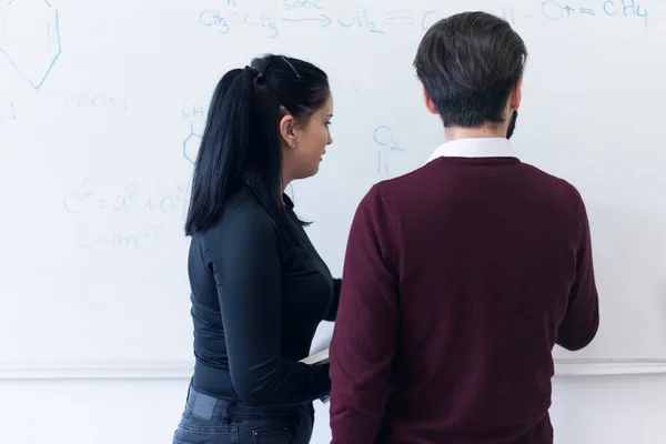 Deux Jeunes Étudiantes Étudiants Économie Analysent Solde Des Rapports Financiers — Photo