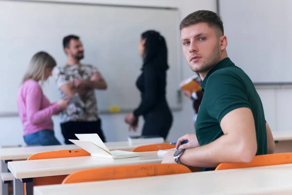 Mladý Student Mužské Ekonomiky Který Analyzuje Bilanci Finančních Výkazů Společnosti — Stock fotografie